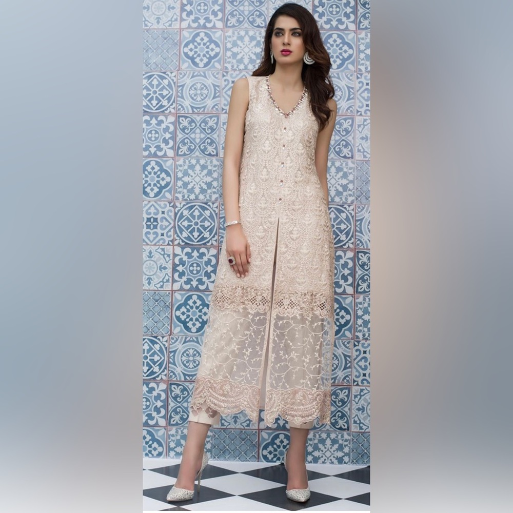 Zainab Chotani Rosy crème salwar kameez with dupatta.